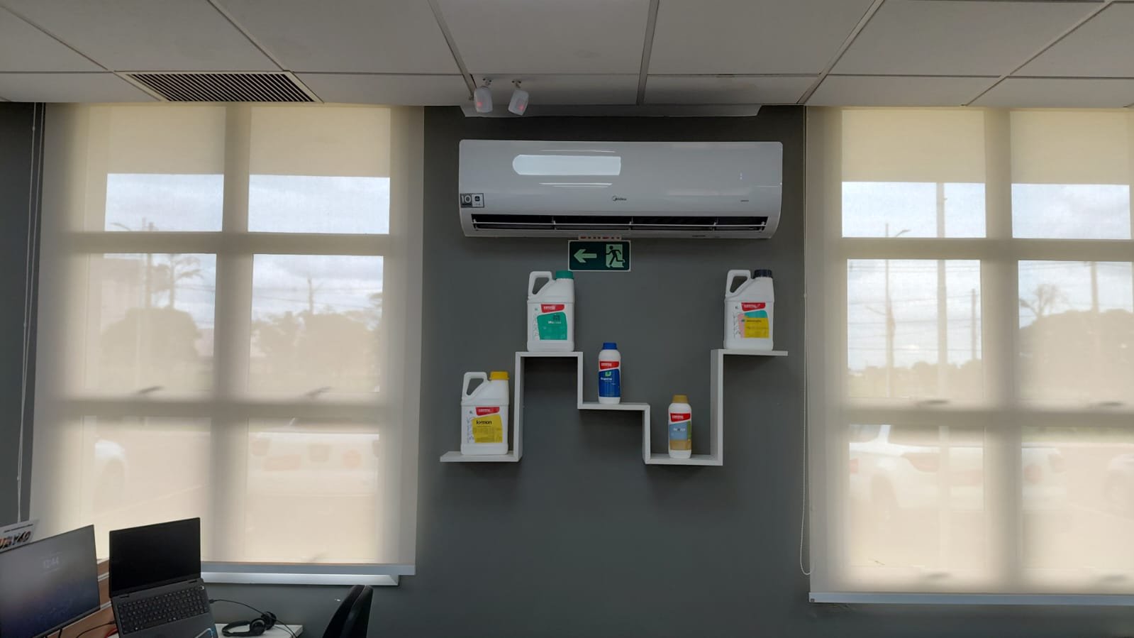 Ar-condicionado split em funcionamento em escritório climatizado